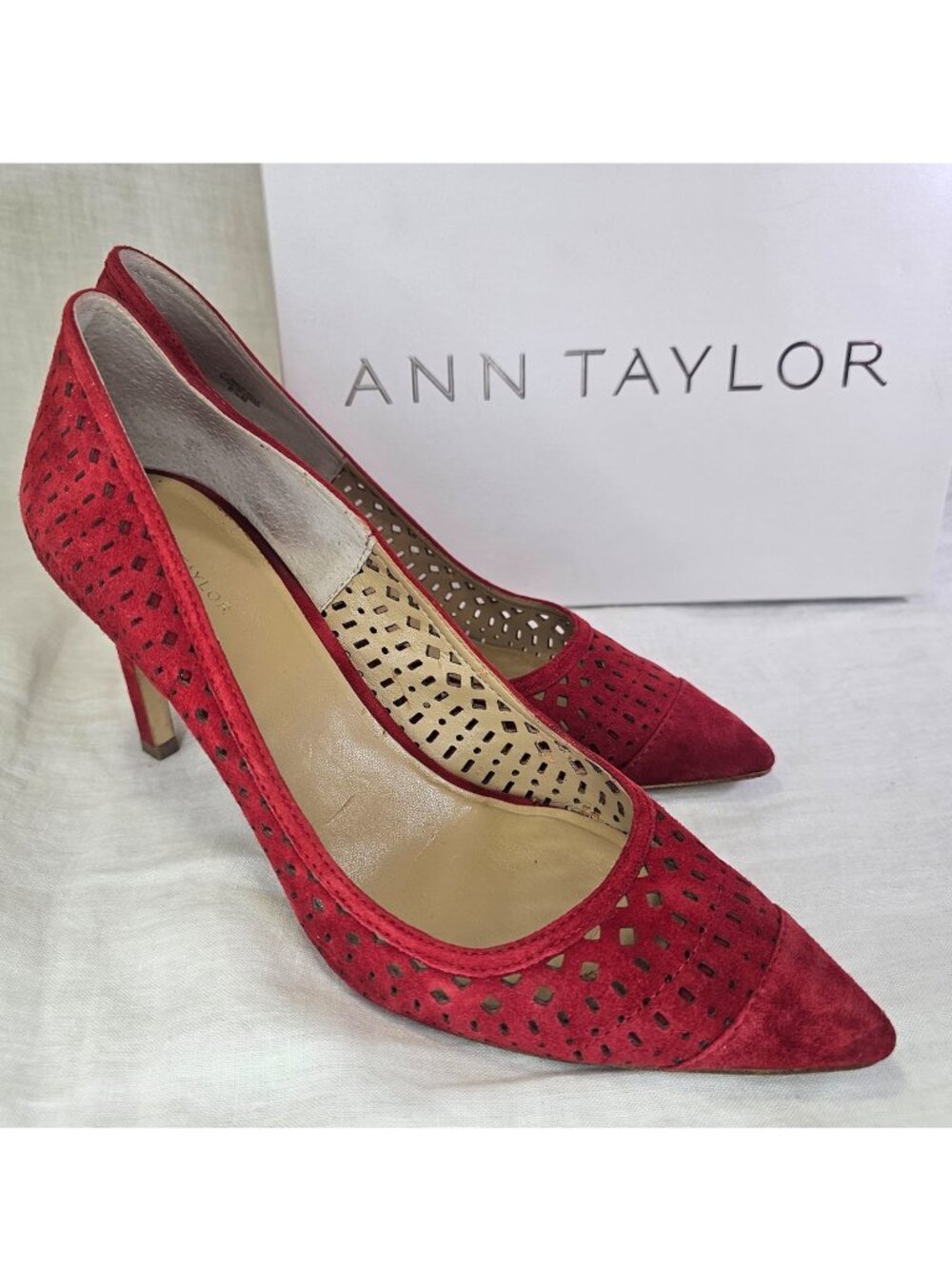 Ann Taylor Kim 3.75” Heel Suede Laser Cutout Scarpin Pump 8.5 Aurora Red